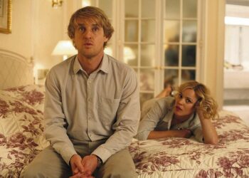Midnight in Paris on komedia Gilistä (Owen Wilson), joka saapuu Pariisiin tulevan vaimonsa Inezin (Rachel McAdams) ja tämän vanhempien kanssa.