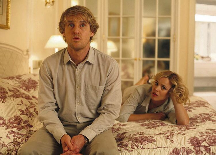 Midnight in Paris on komedia Gilistä (Owen Wilson), joka saapuu Pariisiin tulevan vaimonsa Inezin (Rachel McAdams) ja tämän vanhempien kanssa.