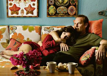 Särkyneet syleilyt on visuaalisesti kylläinen melodraama rakkaudesta, mustasukkaisuudesta ja petoksesta.  Kuvassa Lluís Homar ja Penélope Cruz.