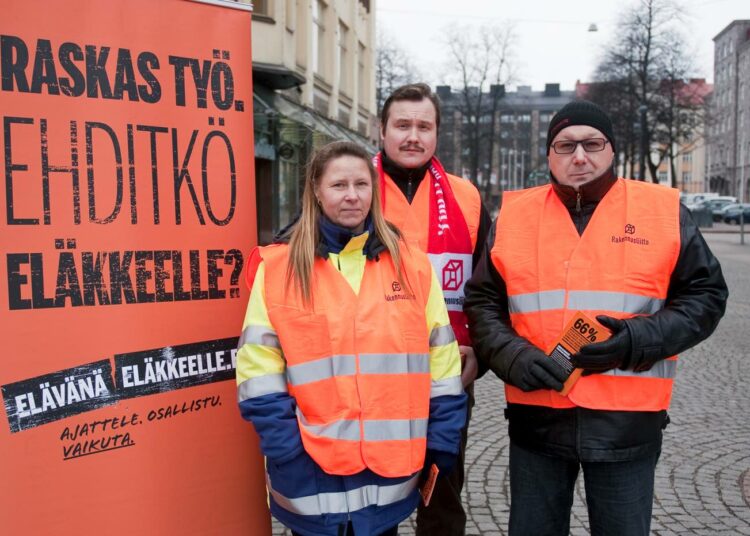 Rakentajien luottamusmiehet Susan Lindblom, Janne Gren ja Leo Surakka haluaisivat, että myös raskaan työn raatajille olisi mahdollisuus päästä elävänä eläkkeelle.