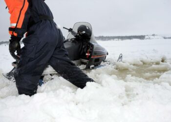 Moottorikelkalla voi jäädä jumiin loskaisella jäällä.