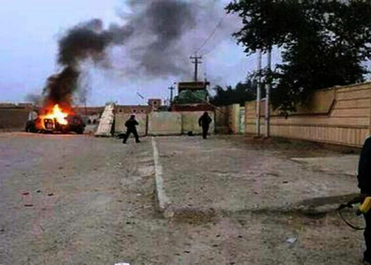 Irakin turvallisuusjoukoille kuuluva ajoneuvo palaa Mosulissa viime viikolla.