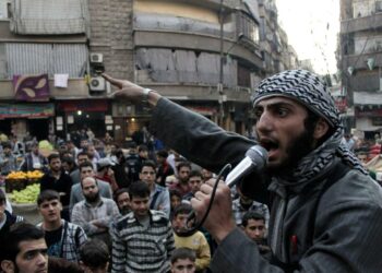 ISIS-järjestön palopuhuja Aleppossa kehottamassa taisteluun Syyrian hallitusta vastaan.