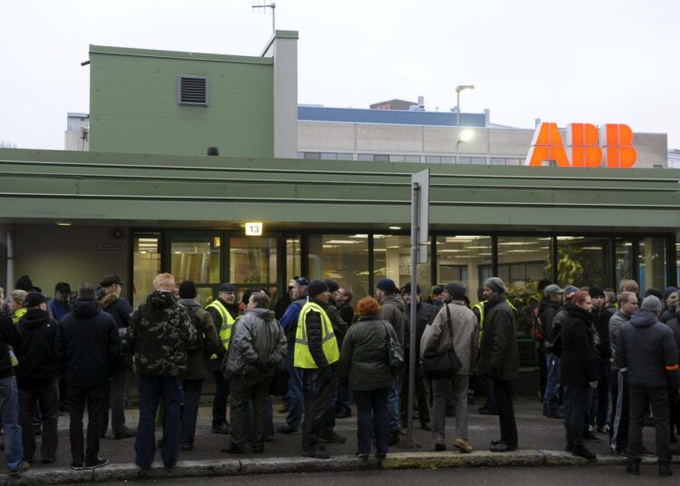 Metalliliitto järjesti mielenosoituksen ABB:n Helsingin tehtaan pääportilla perjantaina 12. joulukuuta vastalauseena tehtaan pääluottamusmiehen potkuille.