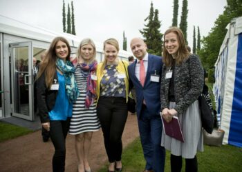 Li Andersson kuvattiin sunnuntaina Kultarannassa muiden nuorten kansanedustajien kanssa. Kuvassa vasemmalta Tiina Elovaara (ps.), Susanna Koski (kok.), Katri Kulmuni (kesk.), Joona Räsänen (sd.) ja Li Andersson (vas.).