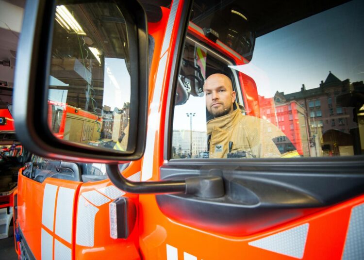 Syömme yhdessä, mutta porukka tulee joulupöytään tipoittain, kolmatta joulua palomiehenä viettävä Hannu tietää.