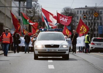 Kirjoittajien mukaan ammattiyhdistysliike on vaikeina aikoina työtätekevien turva. SAK:n liput liehuivat vappumarssilla Helsingissä viime keväänä.