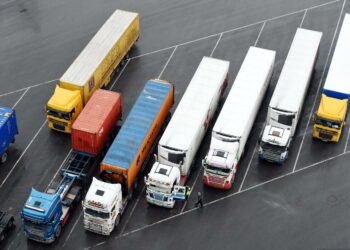 Rekkoja Vuosaaren satamassa. Hallituspuolueet ovat vihreiden ja RKP:n tuella purkamassa ulkomaalaisen rekkaliikenteen rajoituksia.