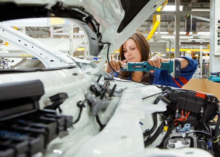Valmet Automotive käynnisti rekrytointikampanjan.Valmistuksen tueksi haetaan nyt autonrakentajia hitsaamon, maalaamon ja kokoonpanon tehtäviin.