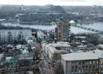 Esseisti Mykola Riabtšuk kirjoitti vuonna 1992 ”kahdesta Ukrainasta”, käyttäen Galitsian Lviviä ja Donbasin Donetskia (kuvassa) esimerkkeinä täysin erilaisista kulttuureista.