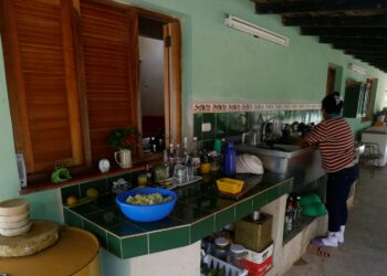 Kotiapulainen keittiöaskareissa Marta-nimisellä maatilalla läntisen Kuuban Caimiton kunnassa. Pitkään lähes kateissa ollut ammattikunta on nyt palannut myös maaseudulle.