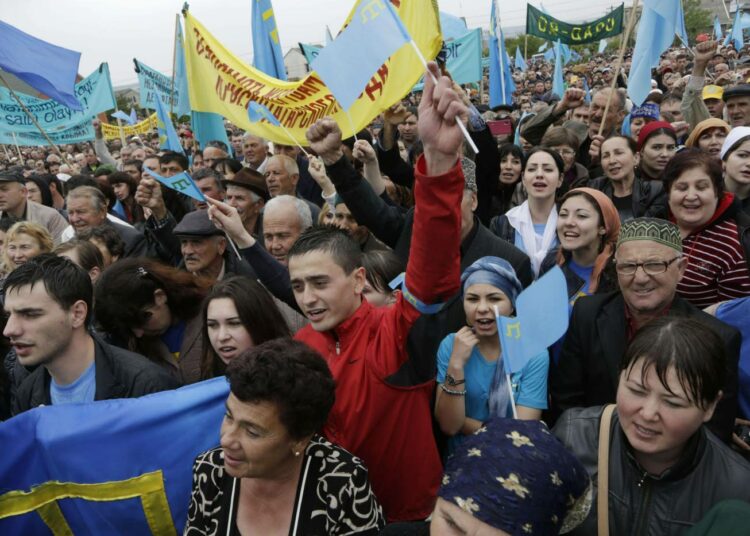 Krimin tataarit muistelivat toukokuussa 2014 Simferopolissa 70 vuotta aikaisemmin tapahtunutta tataarien karkotusta Krimiltä.