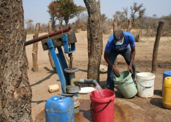 Afrikasta laittomasti poistuvien rahavirtojen tukkiminen edistäisi kehitystä, kuten vesihuoltoa. Kuvassa valtion rahoittama porakaivo Etelä-Zimbabwessa.