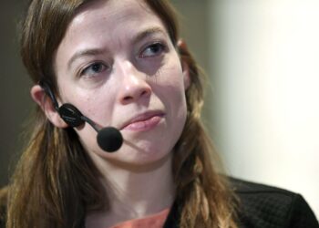 Lapsilta ja koulutuksesta leikkaaminen sekä terveysbisneksen asettaminen kansalaisten hyvinvoinnin edelle on vastuutonta politiikkaa, sanoi Li Andersson vasemmistoliiton kuntavaalikampanjan avaustilaisuudessa.