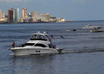 Yhdysvalloissa asuvat kuubalaiset voivat ensi vuonna saapua kotisaarelleen huviveneellä. Kuvan veneet tulivat Floridan Tampasta kansainväliseen tapahtumaan, joka järjestettiin Havannan lähellä sijaitsevassa Marina Hemingwayssa.