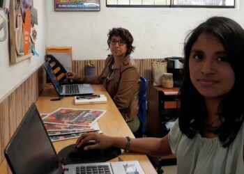 Graciela Tiburcio (edessä) ja Carla Díaz toimittavat Wayka-nettijulkaisua Perussa.