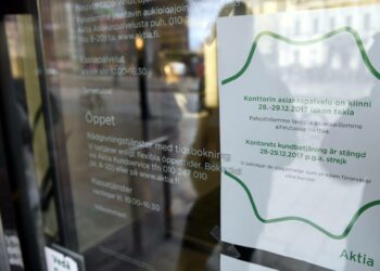Rahoitusalan lakon aiheuttamista palvelukatkoksista kertova ilmoitus Aktian pankkikonttorin ovessa Helsingissä keskiviikkona.