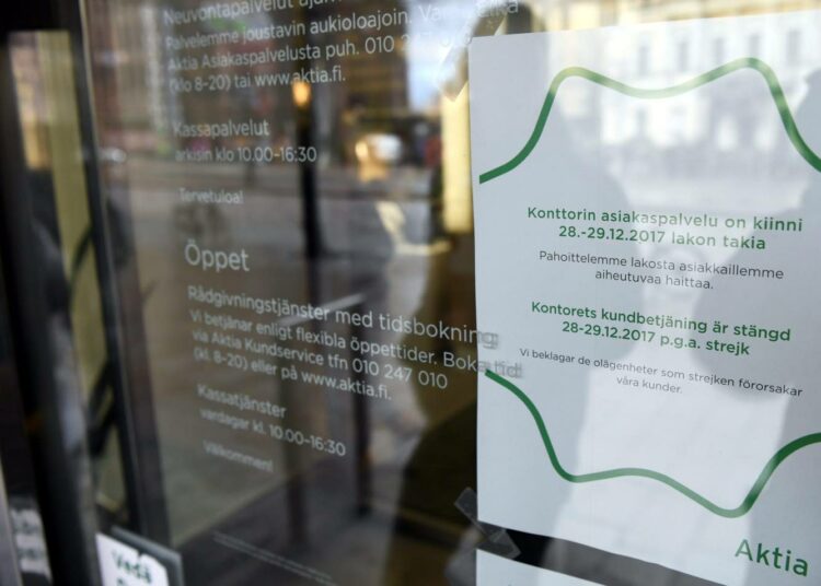 Rahoitusalan lakon aiheuttamista palvelukatkoksista kertova ilmoitus Aktian pankkikonttorin ovessa Helsingissä keskiviikkona.