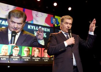 Tutkijoilla on paljon selvitettävää, miksi Sauli Niinistö sai Suomen oloissa poikkeuksellisen paljon ääniä. Kaikki selittävät kivet ei ole läheskään vielä käännetty. Niinistö pitämässä kiitospuhetta tukijoilleen.