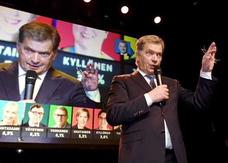 Tutkijoilla on paljon selvitettävää, miksi Sauli Niinistö sai Suomen oloissa poikkeuksellisen paljon ääniä. Kaikki selittävät kivet ei ole läheskään vielä käännetty. Niinistö pitämässä kiitospuhetta tukijoilleen.