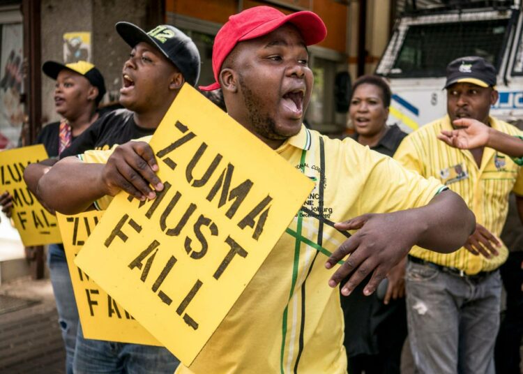 Mielenosoittajat vaativat presidentti Jacob Zumaa eroamaan maanantaina Johannesburgissa.