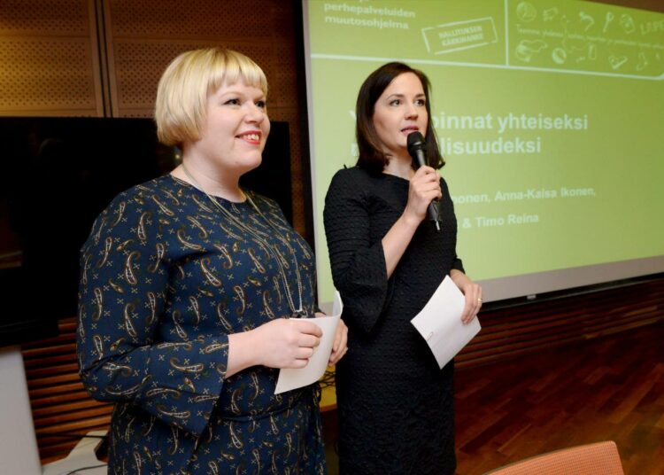 Perhe- ja peruspalveluministeri Annika Saarikko ja opetusministeri Sanni Grahn-Laasonen mittelevät blogeissaan perhevapaauudistuksesta.