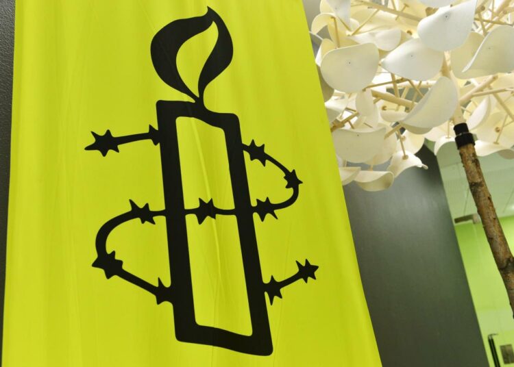 Amnesty moittii Suomea turvapaikanhakijoiden aseman heikentämisestä.