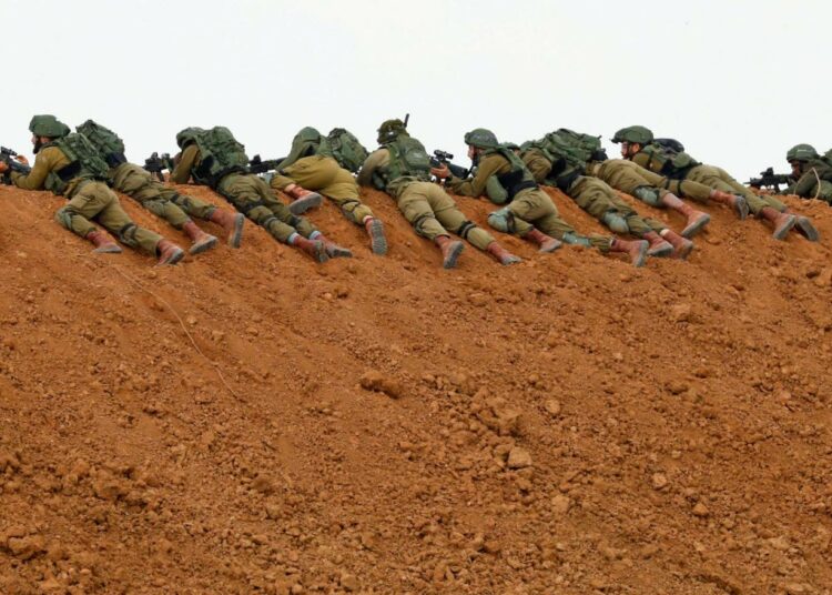 Israelin sotilaita asemissa Gazan rajalla viime viikon perjantaina.
