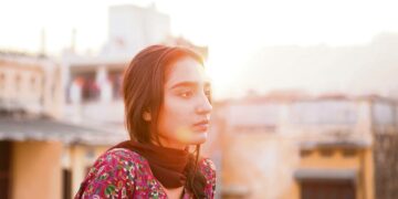 Pakolla Norjasta Pakistaniin lähetettyä teinityttöä Nishaa esittää Maria Mozhdah.
