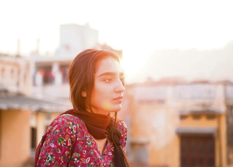 Pakolla Norjasta Pakistaniin lähetettyä teinityttöä Nishaa esittää Maria Mozhdah.