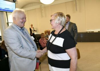Selvityshenkilö Kalle Määttä (vas.) luovutti torstaina kunta- ja uudistusministeri Anu Vehviläiselle (kesk.) selvityksen sähköisen asioinnin nykytilasta sekä kehittämistarpeista.