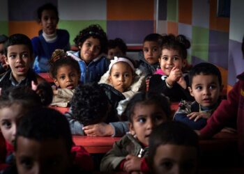Lapsia esikoulussa Casablancan Sidi-Moumenin kaupunginosassa, joka kuuluu Marokon köyhimpiin alueisiin.