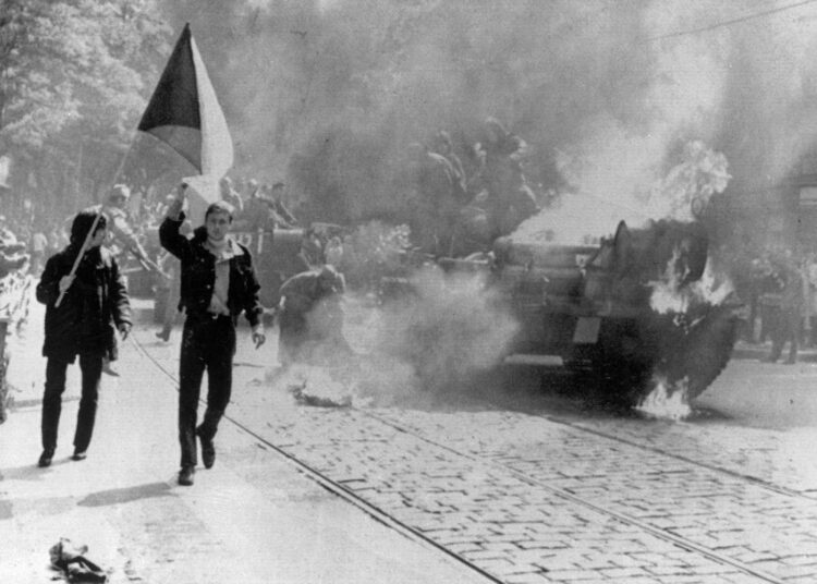 Neuvostopanssari tulessa Prahassa 21. elokuuta 1968.