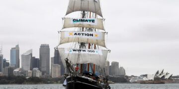 Ympäristönsuojelijat vaativat syyskuussa maailman päättäjiltä toimia Sydneyn satamasta lähteneellä laivalla.