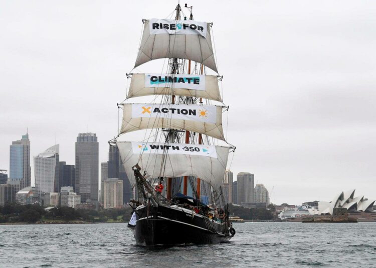 Ympäristönsuojelijat vaativat syyskuussa maailman päättäjiltä toimia Sydneyn satamasta lähteneellä laivalla.