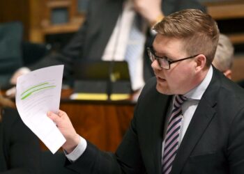 SDP:n eduskuntaryhmän puheenjohtaja Antti Lindtman esitteli eduskunnassa lomaketta, jossa rasti on laitettava joko notifikaatio- tai oikeusvarmuusruutuun.