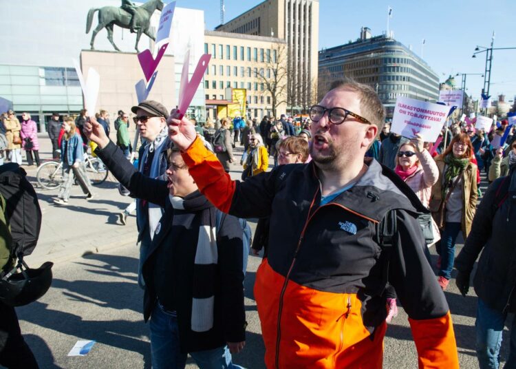 Vasemmistoliiton kansanedustajat Paavo Arhinmäki ja Silvia Modig marssivat ilmaston puolesta Helsingissä viikkoa ennen vaaleja.