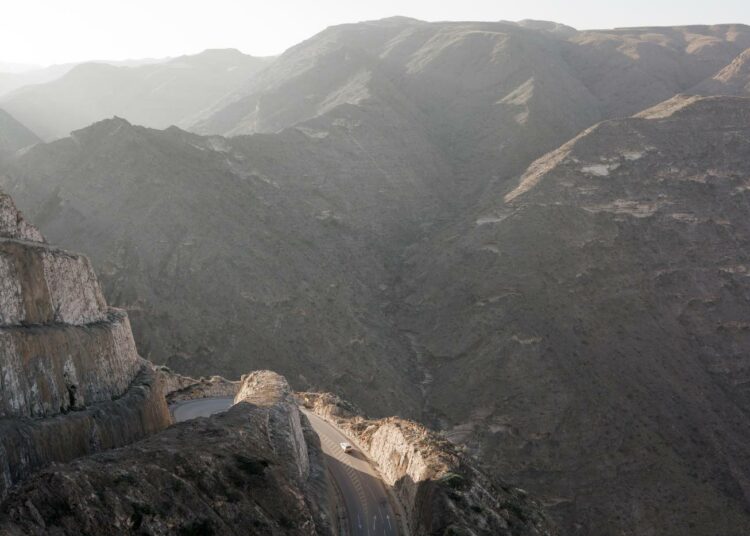 Dhofar on yksi Omanin yhdestätoista hallinnollisesta alueesta, kuvernoraatista. Maan eteläosissa sijaitseva alue käsittää asutun rannikon, aavikon ja vuoriston.