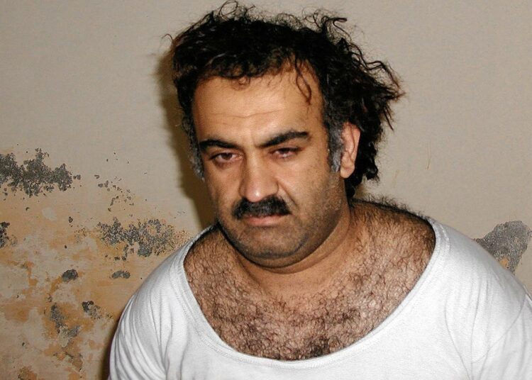 9/11-iskujen suunnittelusta syytetty Khalid Sheikh Mohammed yöpaidassaan Rawalpindissä Pakistanissa kiinnioton yhteydessä vuonna 2003 otetussa kuvassa.