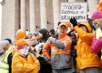 Syksyn näkyvin kiista työehtoshoppailusta koski Postia. Kansanedustajien mielestä ilmiöön pitäisi puuttua myös lainsäädännöllä.