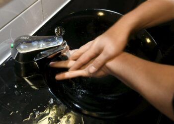 ”Pese käsiä vedellä ja saippualla ainakin 20 sekunnin ajan”.