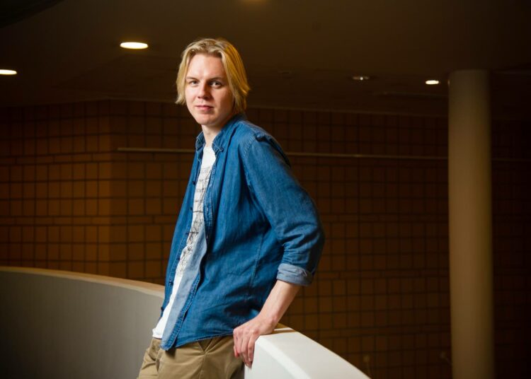 Antti Rönkä ei peittele sitä, että esikoiskirjan minäkertoja Aaro on osin hänen oma alter egonsa.
