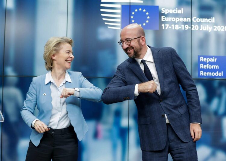 Euroopan komission puheenjohtaja Ursula von der Leyen ja Eurooppa-neuvoston puheenjohtaja Charles Michel "kättelivät" EU:n elvytyspakettia käsitelleessä kokouksessa heinäkuussa.