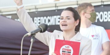 Presidenttiehdokas Svjatlana Tsihanouskaja puhui kannattajilleen Valko-Venäjän opposition vaalitilaisuudessa Borisovin teollisuuskaupungissa viime viikolla.