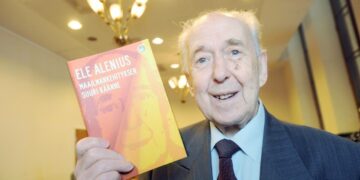 Ele Alenius kirjansa Maailmankehityksen suuri käänne julkistamistilaisuudessa vuonna 2011. Harri Karpénin mielestä siinä ja muissa Aleniuksen uusimmissa kirjoissa on hyviä avaimia nykyvasemmistolaisuuteen.