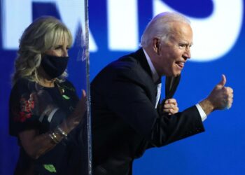 On aika hylätä tyly retoriikka, laskea lämpötilaa, nähdä toisemme uudelleen, kuunnella toisiamme uudelleen, Joe Biden sai aamuyöllä Suomen aikaa pitämässään puheessa.