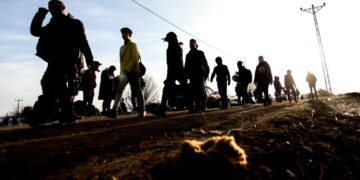 Turvapaikanhakijoiden tuloa kuvaillaan keskusteluissa ¿usein vyöryksi. Kuvassa Syyriasta paenneita ihmisiä Turkin ja Kreikan välisellä raja-alueella keväällä 2020.