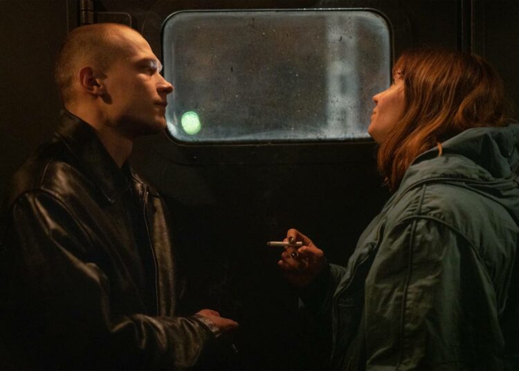 Laura (Seidi Haarla) ja venäläinen työmies Ljoha (Juri Borisov) tupakkatauolla ahtaassa junan välikössä.