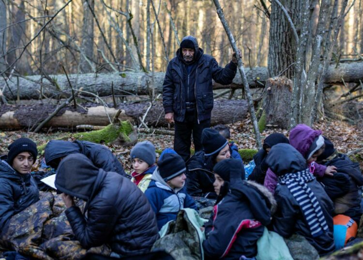 Viime viikolla kuvattu kolmen sukupolven 16-henkinen kurdiperhe Pohjois-Irakista oli viettänyt metsässä arviolta 20 päivää pyrkimässä Puolaan.