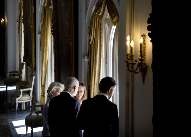 Alankomaiden pääministeri Mark Rutte, Euroopan komission puheenjohtaja Ursula von der Leyen ja Italian pääministeri Giorgia Meloni matkustivat tapaamaan Tunisian presidentti Kais Saiedia kesäkuussa.